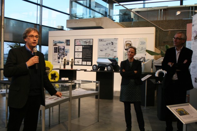 BT Professor James Kelly (links) bei der Ausstellungseröffnung