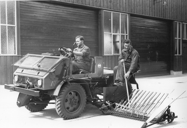 'U 401 mit Mörtl-Mähwerk. Am Steuer Walter Ahr, auf dem Mähwerk Ludwig Wohlfahrt