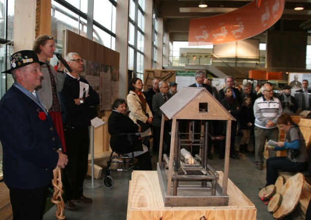 Hildegard Knoop führt durch die Ausstellung - im Vordergrund Bernd Kraft in Flößertracht