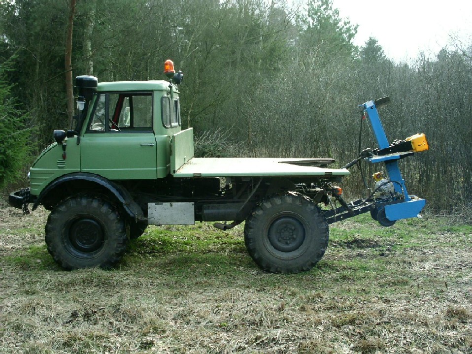 U 403 54PS mit Holzspalter