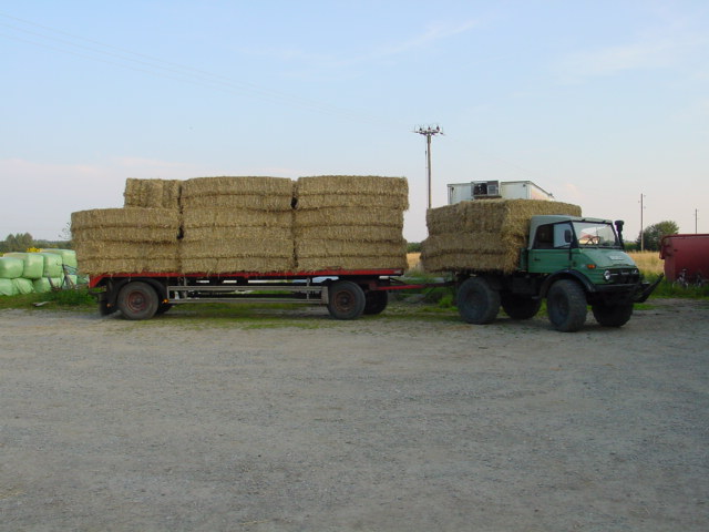 406er beim Strohtransport