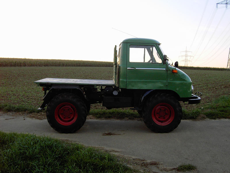 Unimog 411 von der Seite