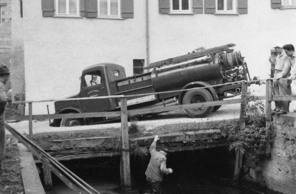 1950 Feuerwehr bricht in Brücke ein (1)