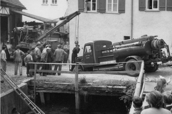 1950 Feuerwehr bricht in Brücke ein (6)