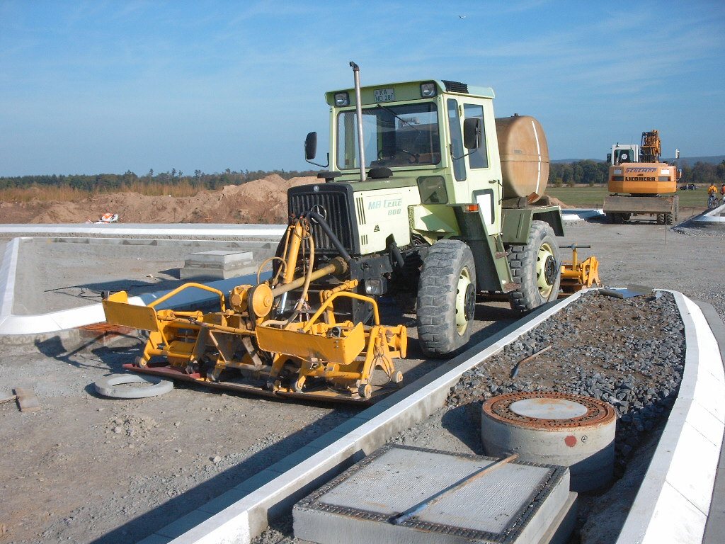 MB trac 800 mit Rüttelplatten