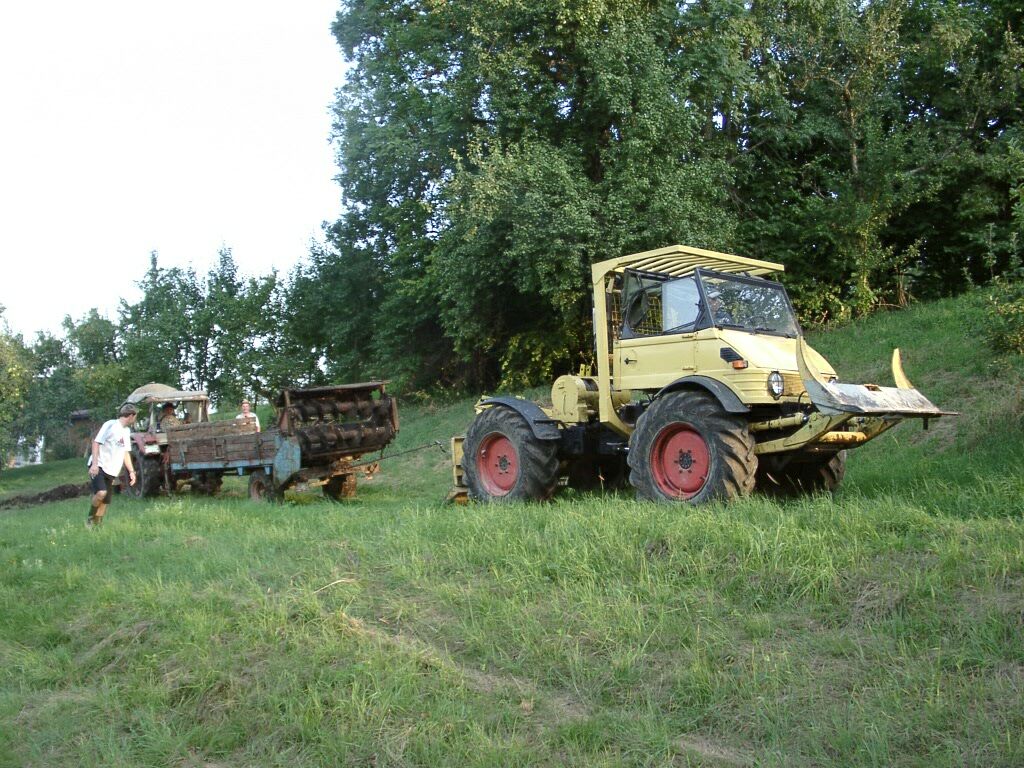 UK60 Nr.73 beim Bergen eines Traktors mit Hänger