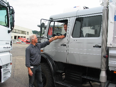 UCG-Vorsitzender Wessel wünscht dem Fahrer eine gute Fahrt