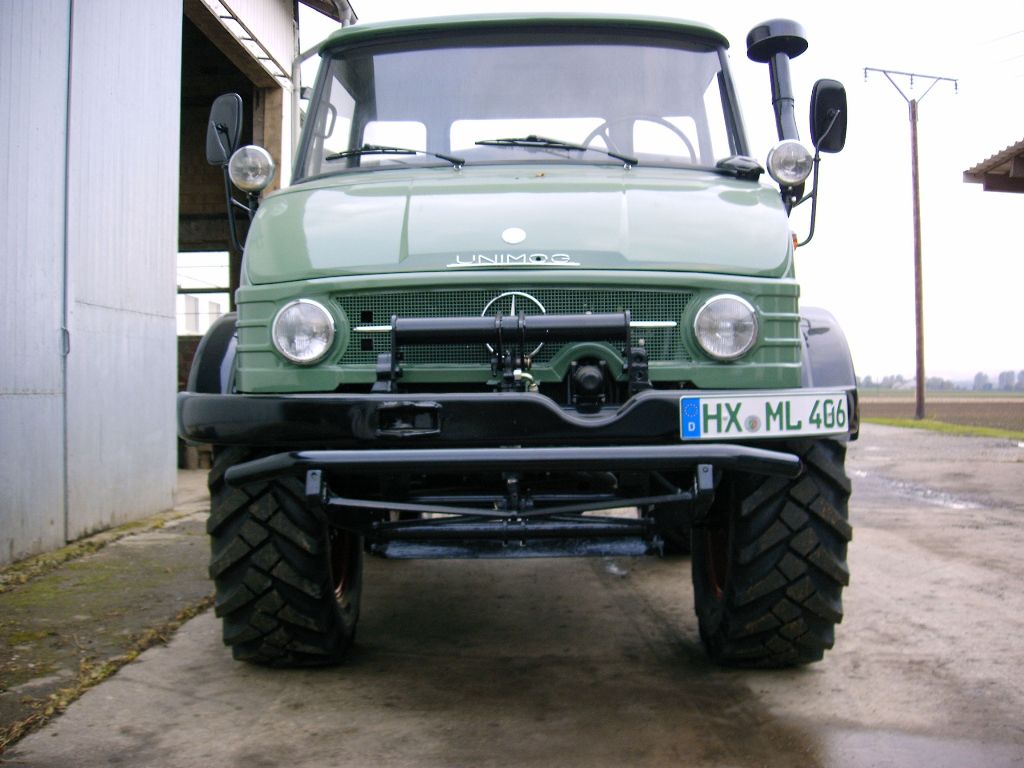 Unimog 406 mit neuen 405ern auf dem Hof