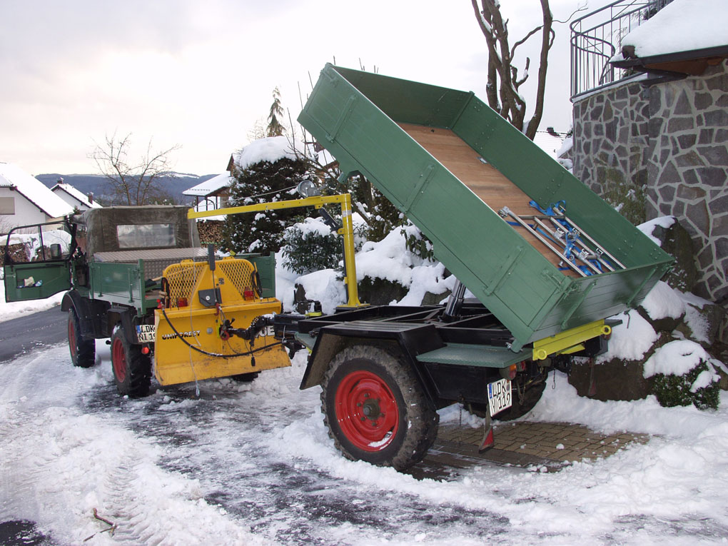 Unimog mit neuem Spielzeug hinten dran