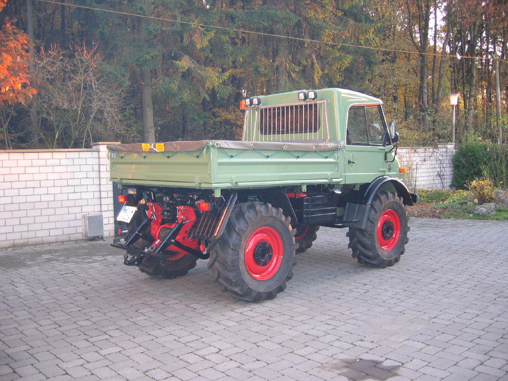 Unimog mit Winde Hinten