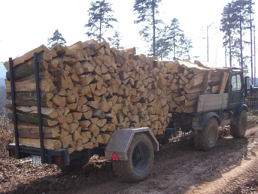 Schwerstarbeit mit kleinem Unimog