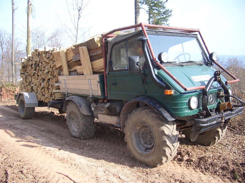 Schwerstarbeit mit kleinem Unimog