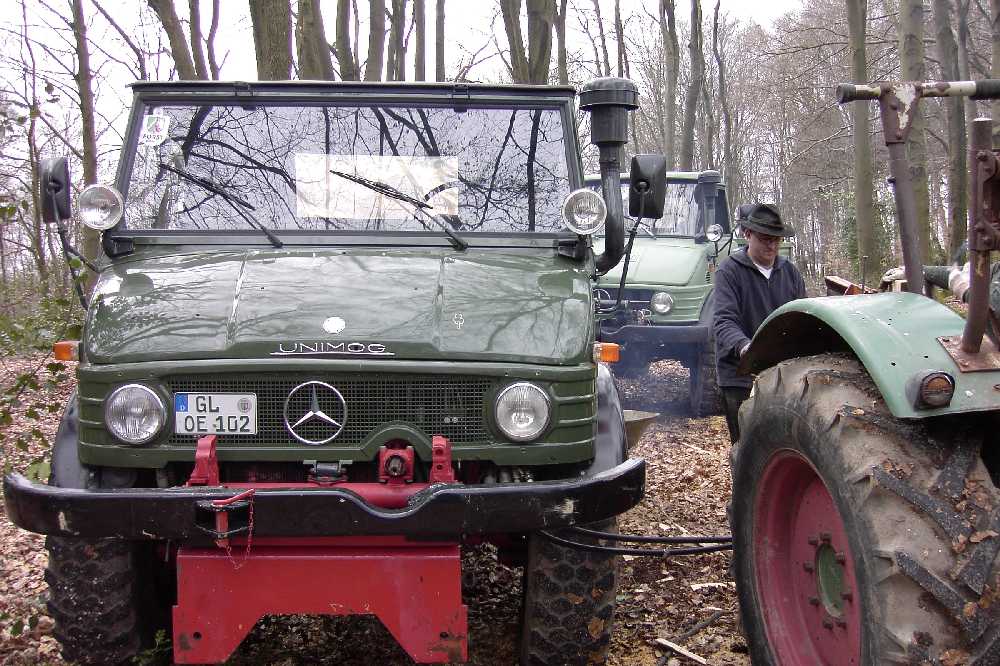 zwei 406 er beim Brennholz machen