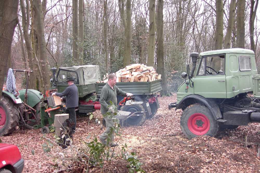 zwei 406 er beim Brennholz machen