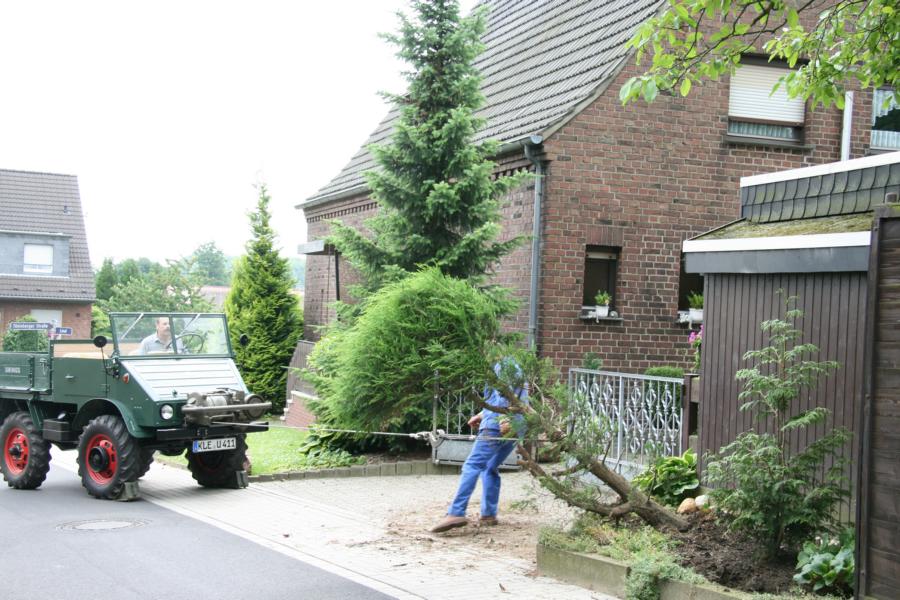 Unimog bei der Gartenarbeit