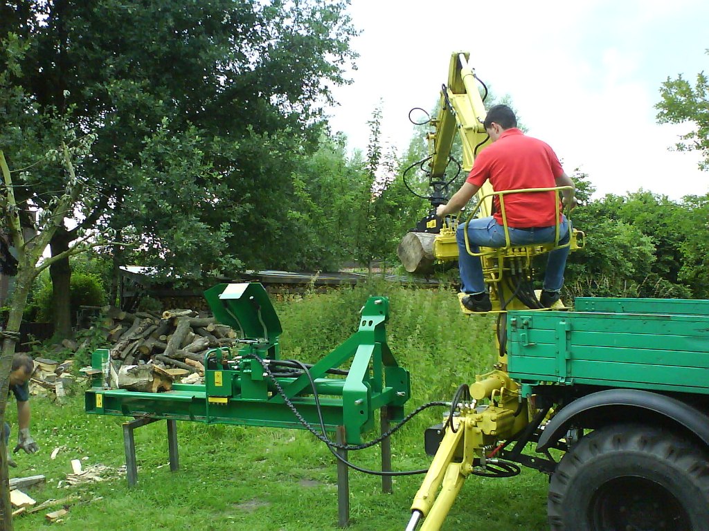 Holzspalten mit dem Unimog1