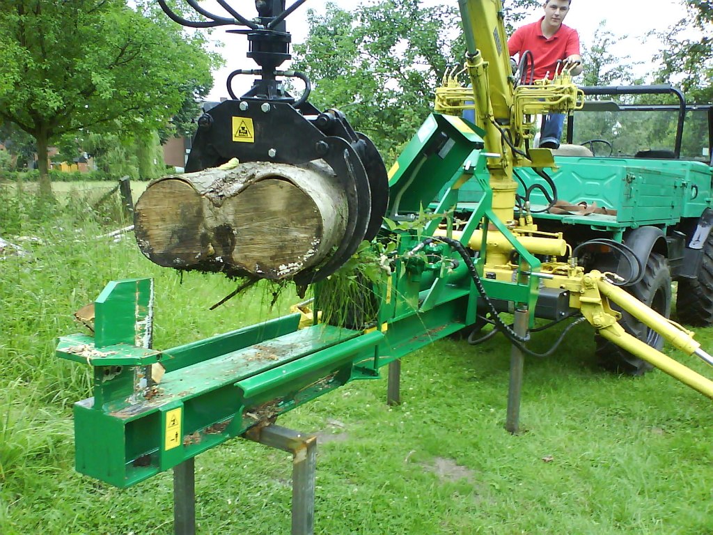 Holzspalten mit dem Unimog4