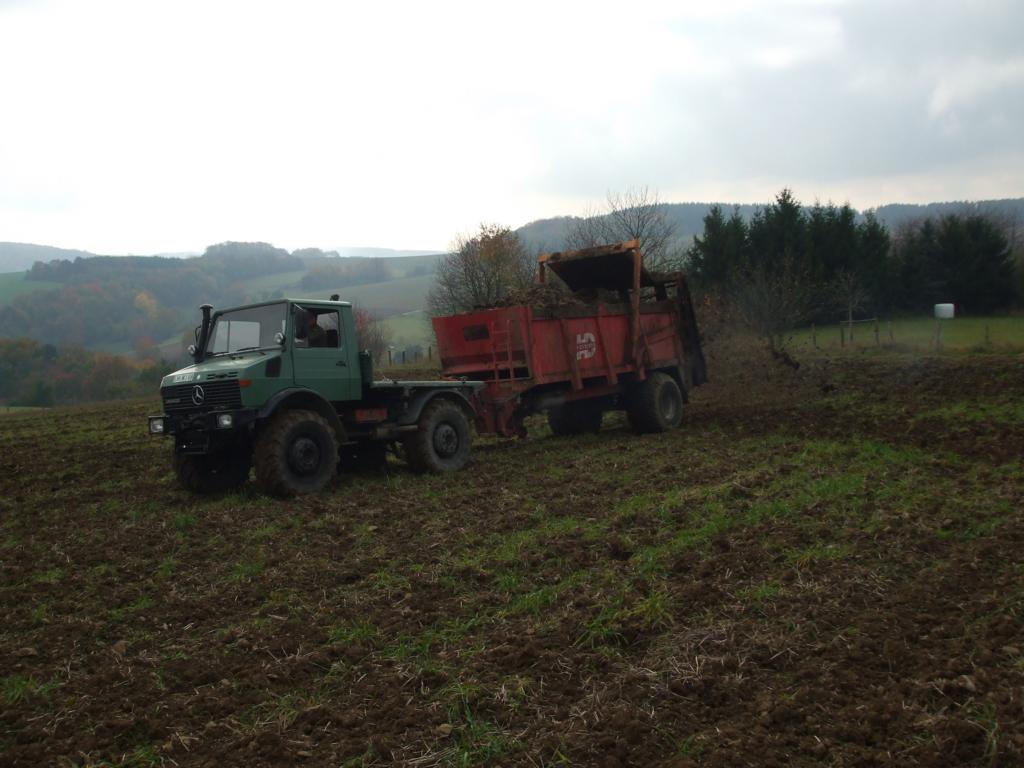 Unimog mit Heywang Miststreuer