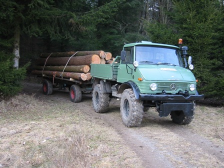 Unimog bei Holzabfuhr