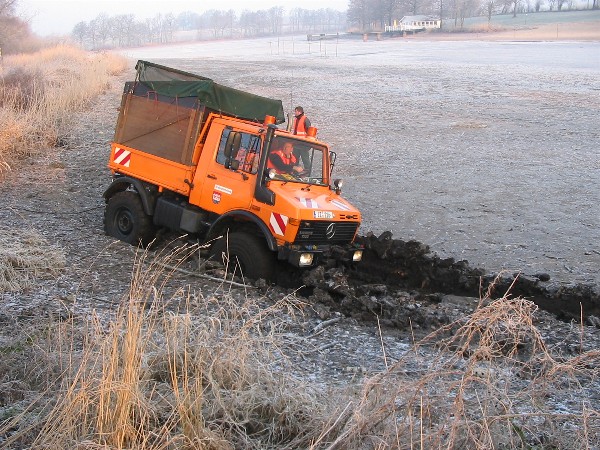 Unimog im Mühlenteich