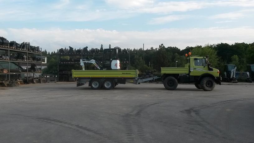 Unimog mit E17 Bagger