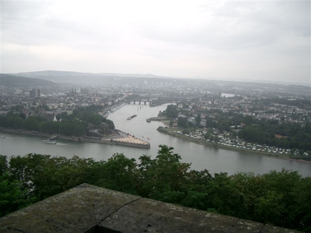 Das Deutsche Eck in Koblenz, gesehen von der Festung Ehrenbreitstein