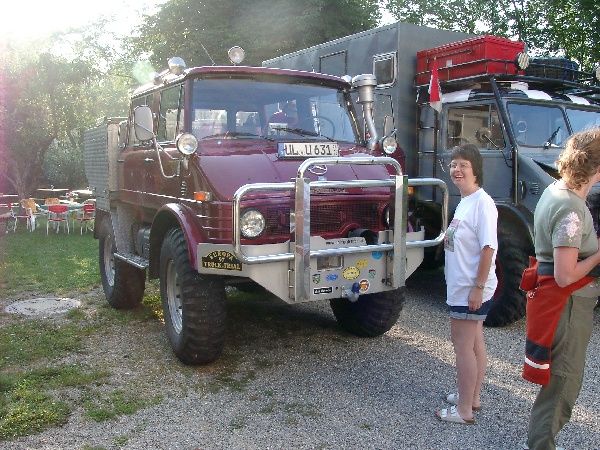 Die Tour in Blaubeuren: Tour-Guide Doris mit Flugzeugschlepper.