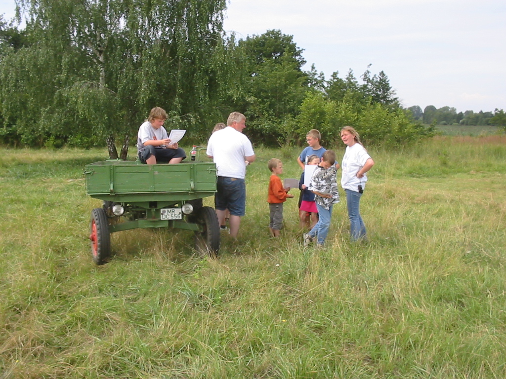 Peter mit dem Kindern und dem Fendt