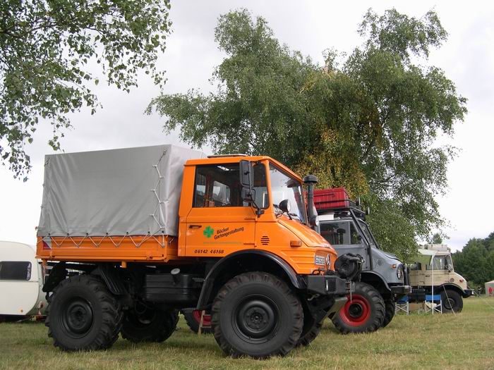 Camp Besucher zwischen zwei Regenschauern