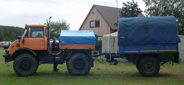 Orangeblaues Gespann - abreisefertig am Sonntag