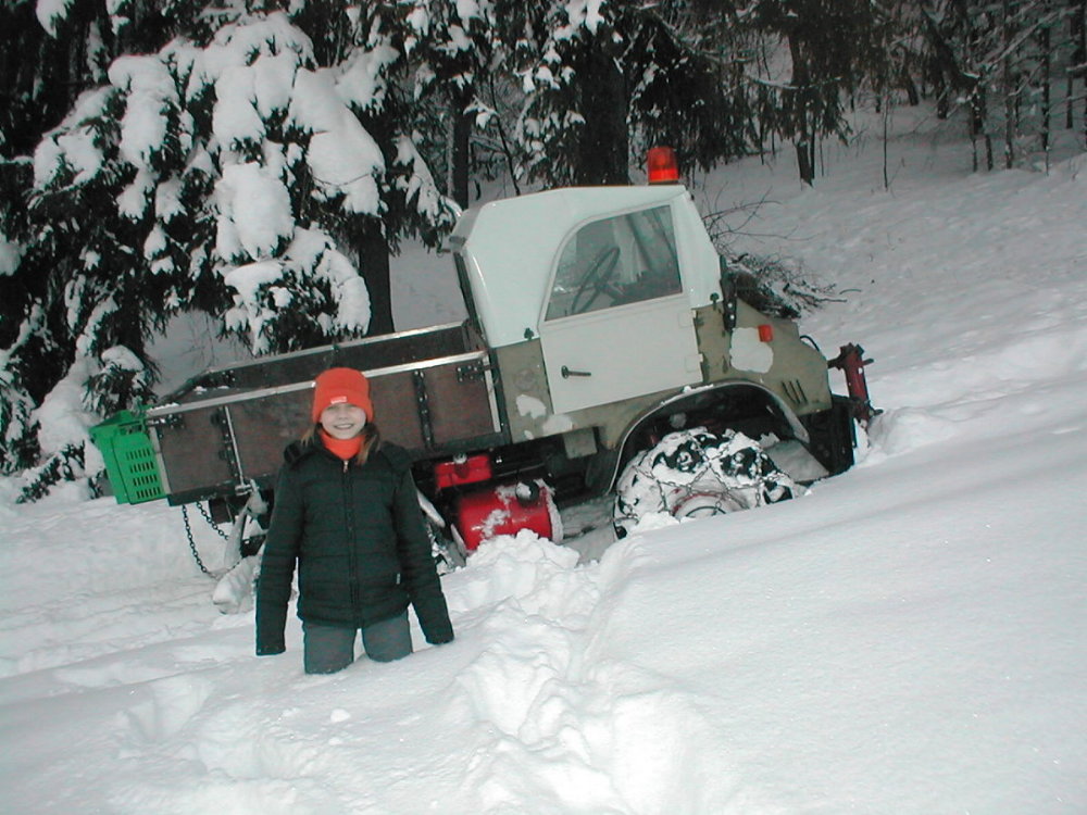 Unimog und Maria im Schnee