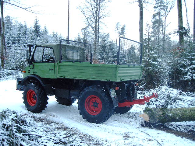 Unimog beimHolzrücken