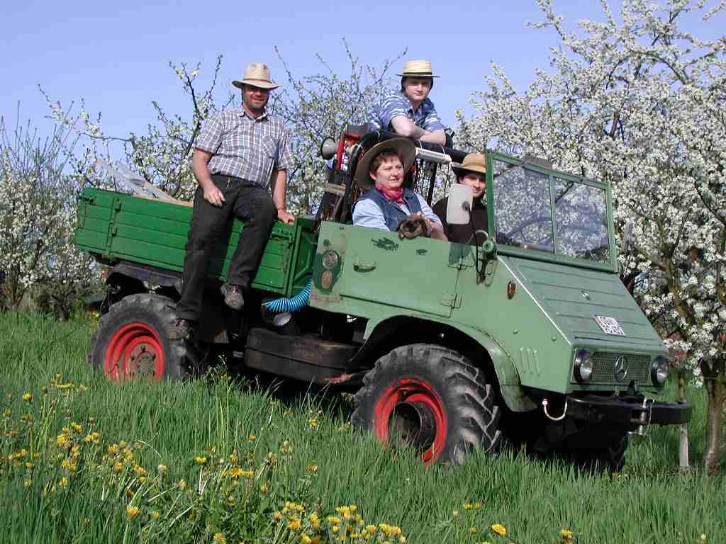 Familie mit Ninchen auf Unimog