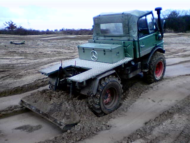 U421 beim planieren im Motocrossgelände