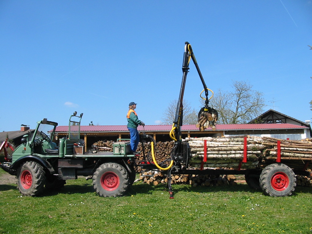 406'er mit Rückwagen beim Brennholztransport