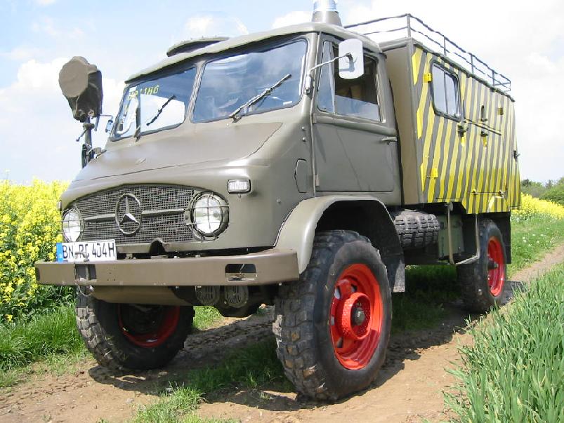 Unimog in Rapsfeld