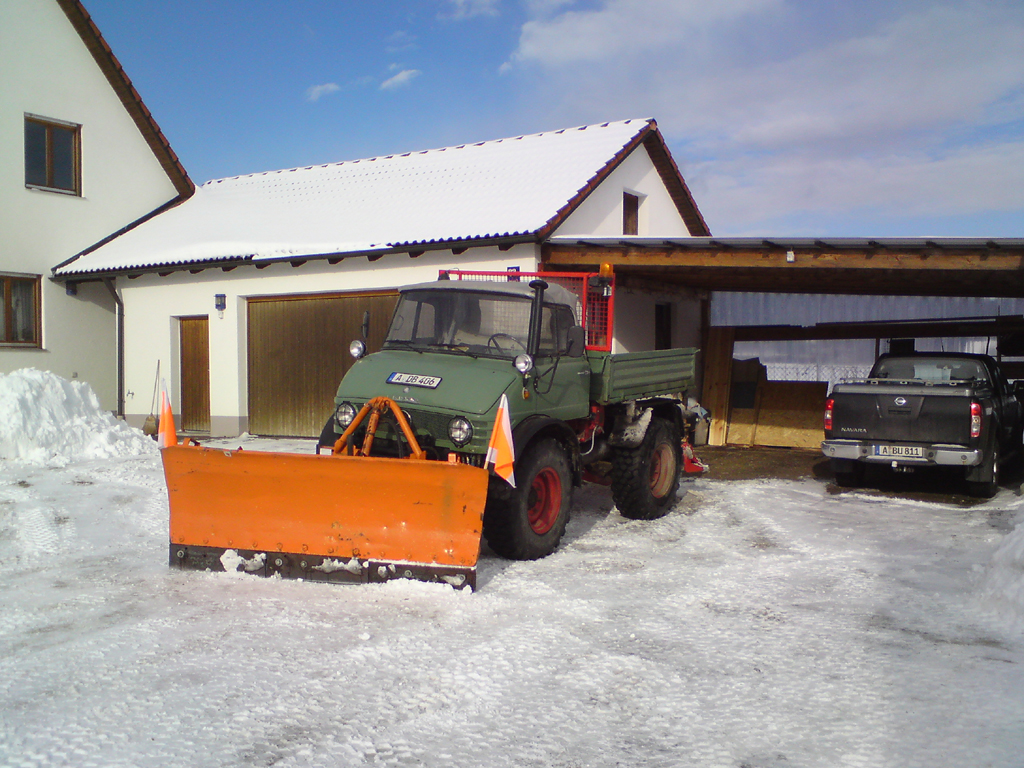 Unimog nach dem Schneeräumen beim Sonnen