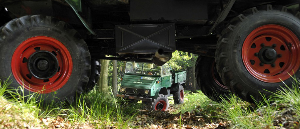 Zwei Unimog 411 im Wald