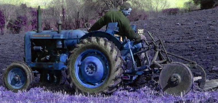 Es ist kein Fordson, aber er stammt aus der Zeit, also kein Nachbau...