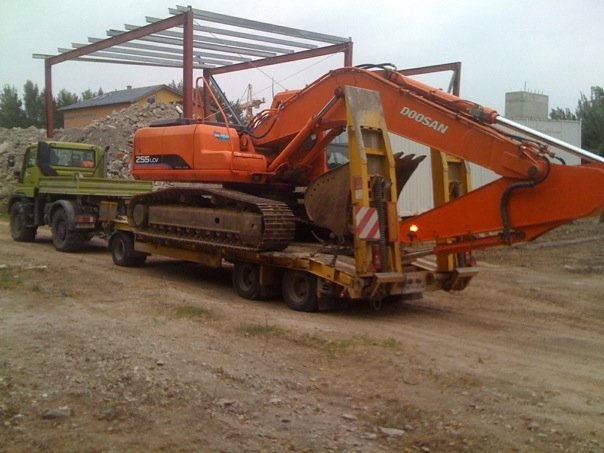 U400 A mit SchwarzmÃ¼ller 3 Achser und doosan 25t bagger 3.20m breit ...