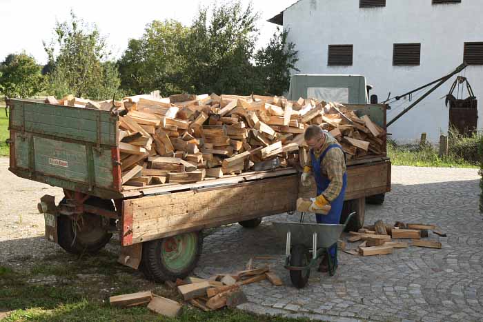 beladen mit ofenfertigem Buchenholz