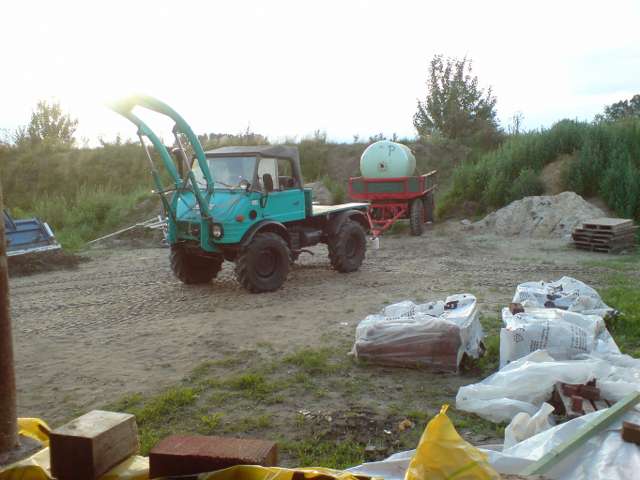 Unimog mit Frontlader und Mitteltal mit Puffer nach Abholung