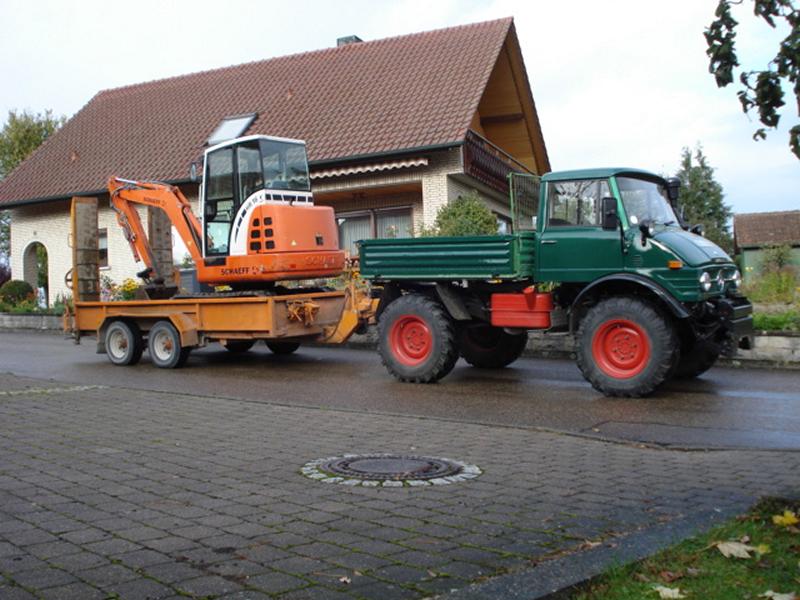 Unimog mit Bagger bereit zur Abfahrt