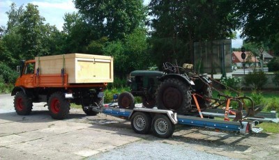 Unimog mit D15 auf Trailer.JPG