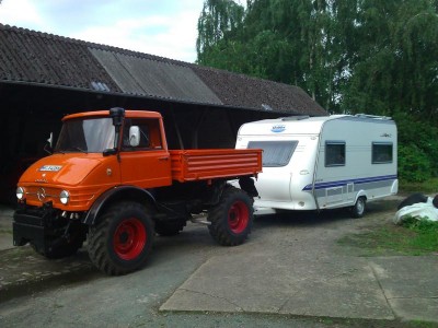 Unimog mit Wohnwagen.JPG