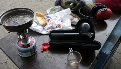 Kaffeepause mit frischem Espresso und Quarktasche zum Versüßen der teils bitteren Schleifarbeit