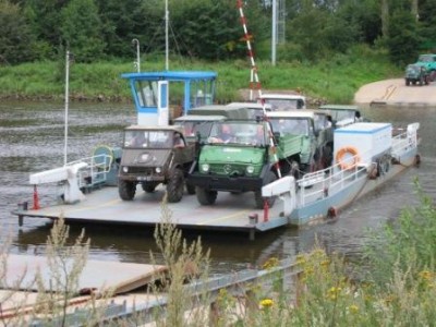 Unimogs beim Überqueren der Weser in Schweringen