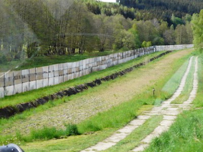 Abfahrt vorbei am alten Zaun