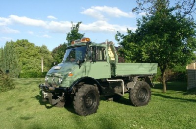 Unimog Pose 1.JPG