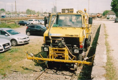 Der Unimog während der Mittagspause an der Laderampe.